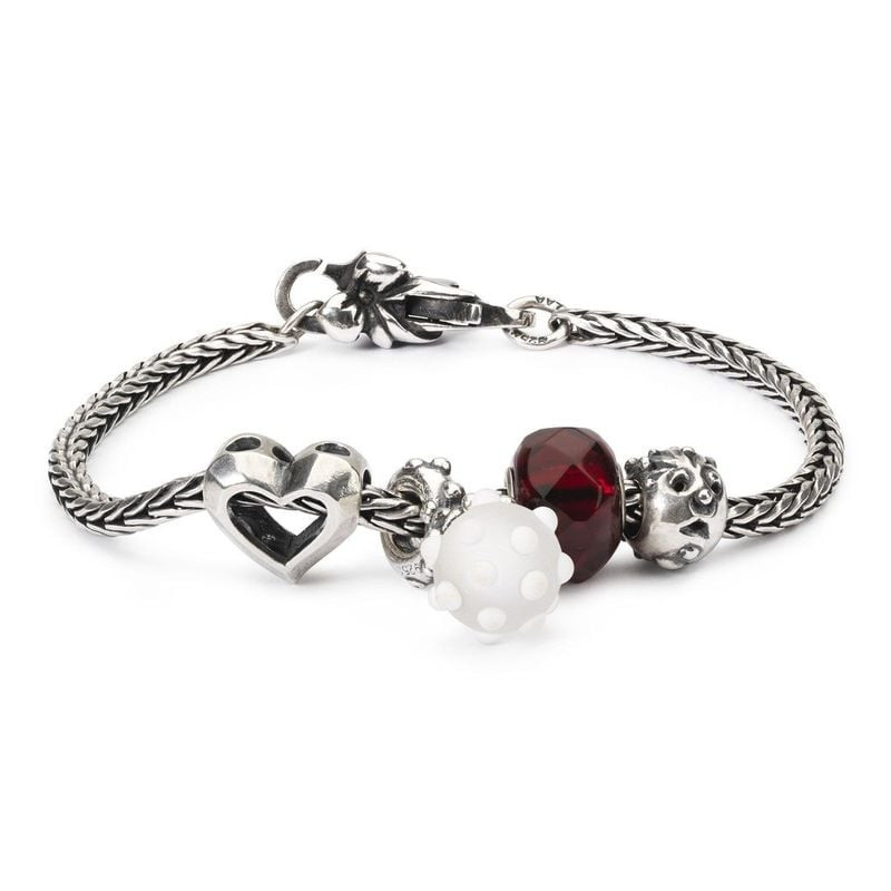 Perle Trollbeads Étrange Créature Argenté en argent 925, vue d'ambiance poétique et raffinée