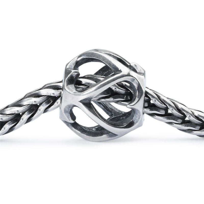 Gros plan sur la perle Trollbeads Les opposés s’attirent : deux cœurs ajourés opposés enfilés sur un