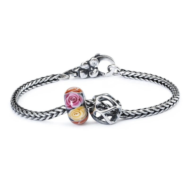 Perle Trollbeads Les opposés s'attirent en argent sur un bracelet à chaîne en argent massif près d'u