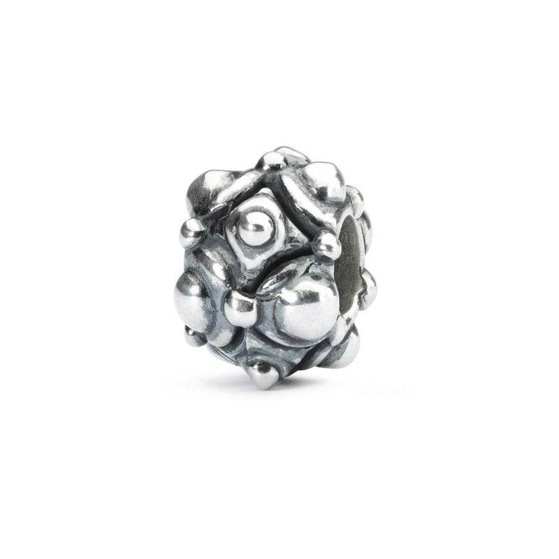 Perle TROLLBEADS Chemin cahoteux en argent 925 avec surface texturée et bosselée sur fond blanc