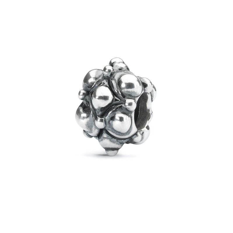 Vue de côté de la perle TROLLBEADS Chemin cahoteux en argent montrant sa texture bosselée complexe