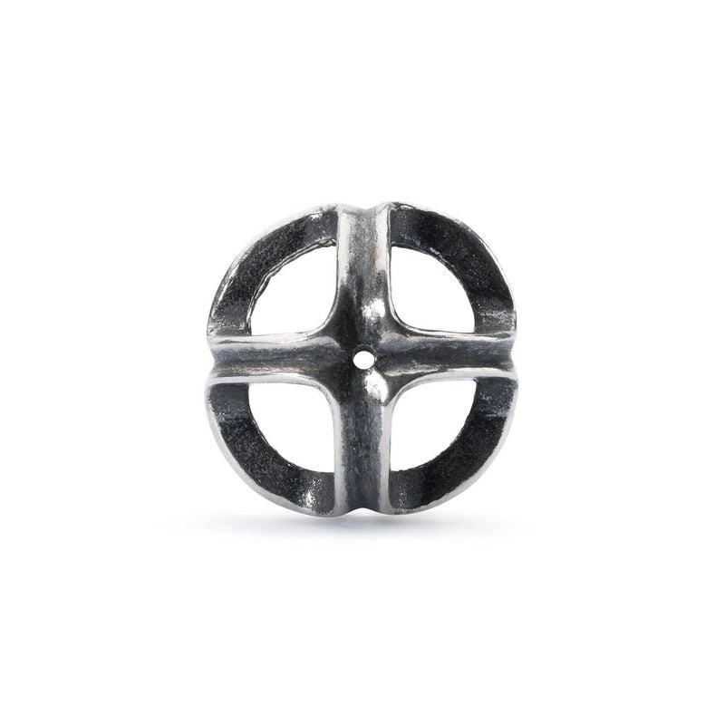 Gros plan du charm argenté Trollbeads Débout ensemble avec motif ajouré en croix et trou central de 
