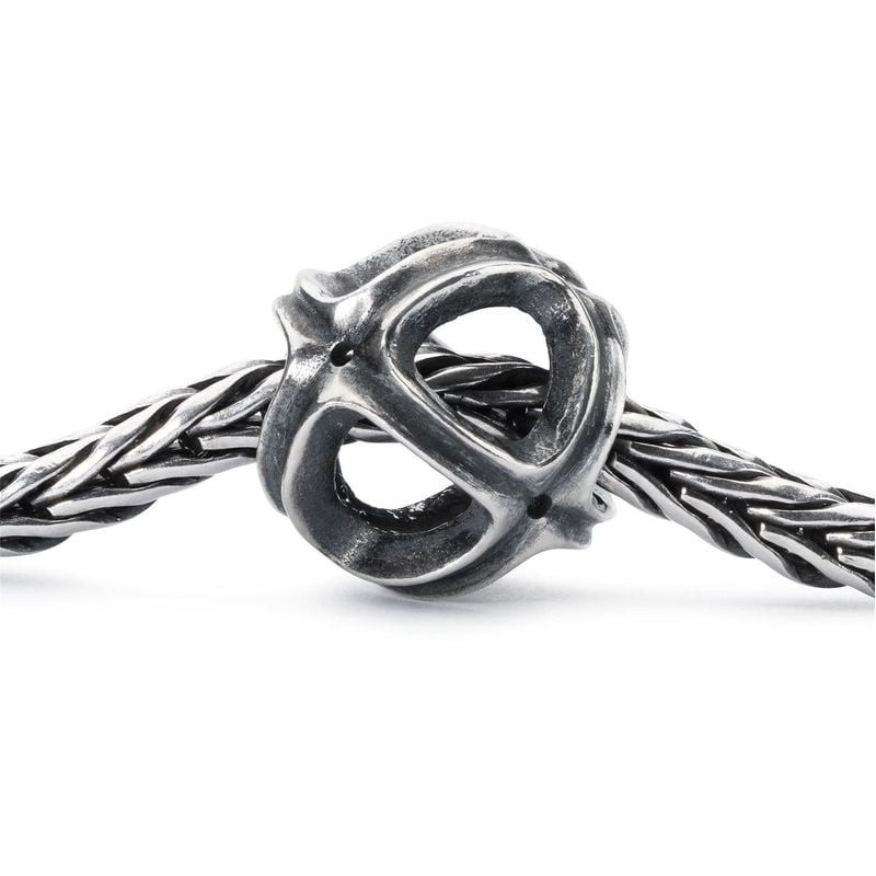 Charm Trollbeads Débout ensemble en argent, enfilé sur un bracelet Trollbeads tressé, montrant les p