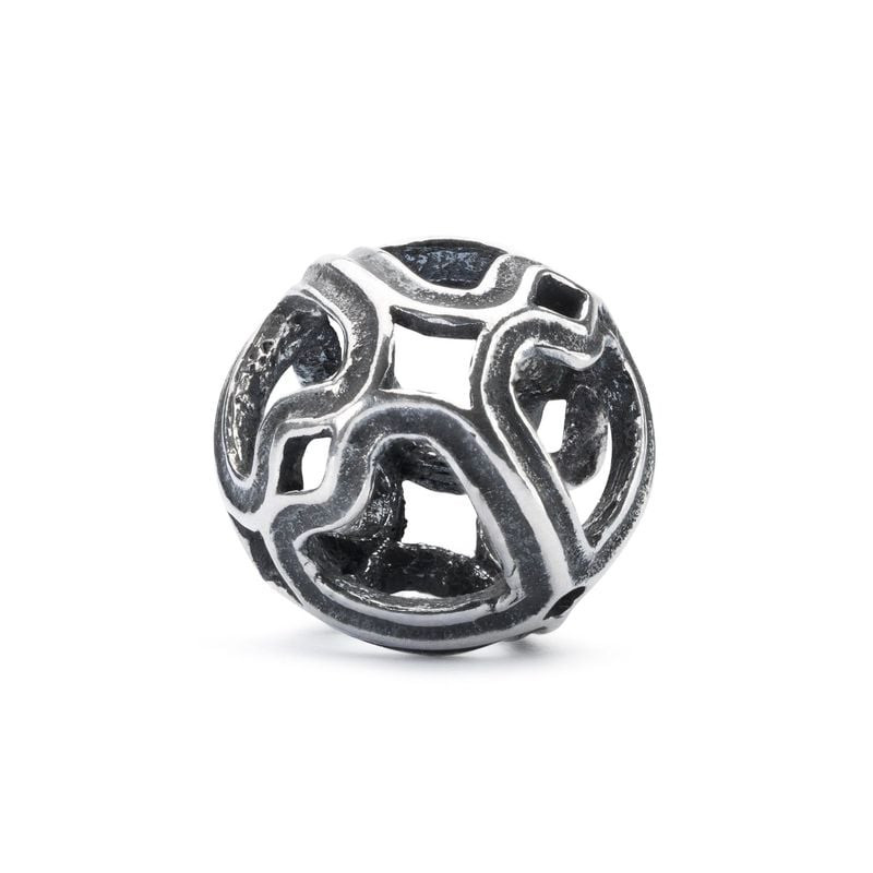 Perle Trollbeads Symphonie de Cœurs en argent sterling avec motif de cœurs entrelacés sur fond blanc