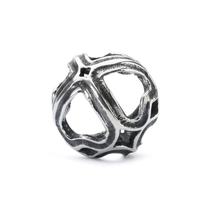 Vue de côté de la perle Trollbeads Symphonie de Cœurs en argent 925, dévoilant son motif ajouré de c