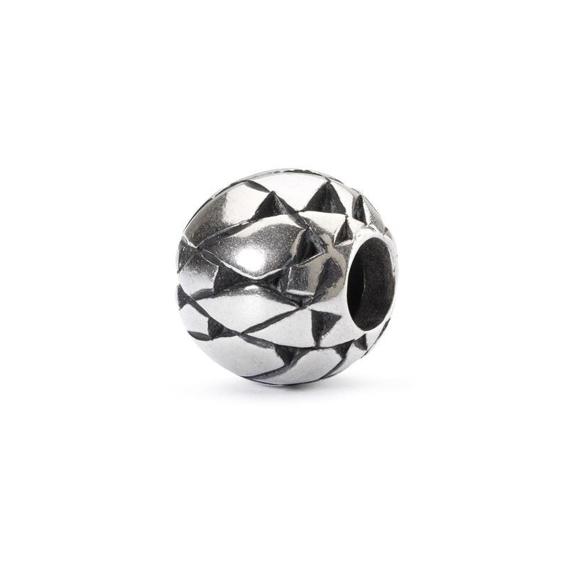 Vue inclinée de la perle Coeur d'artichaut Trollbeads en argent avec trou de passage visible