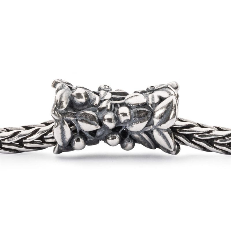 Image d'ambiance de la Perle Trollbeads Myrtilles Argentée, bijou rare en argent sterling 925