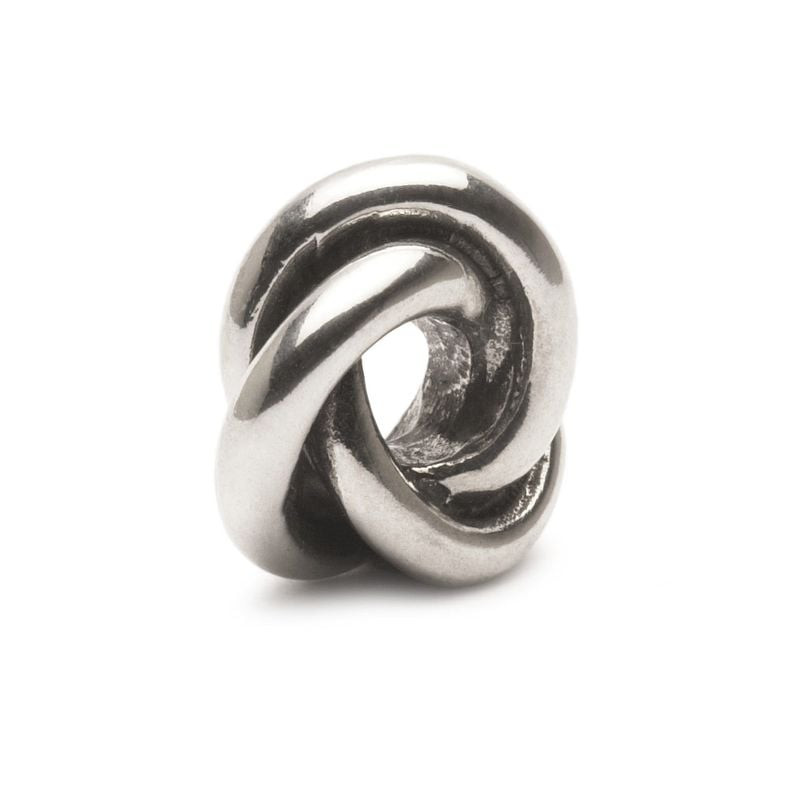 Charme Trollbeads en argent sterling poli formé de trois anneaux entrelacés, présenté sur fond blanc