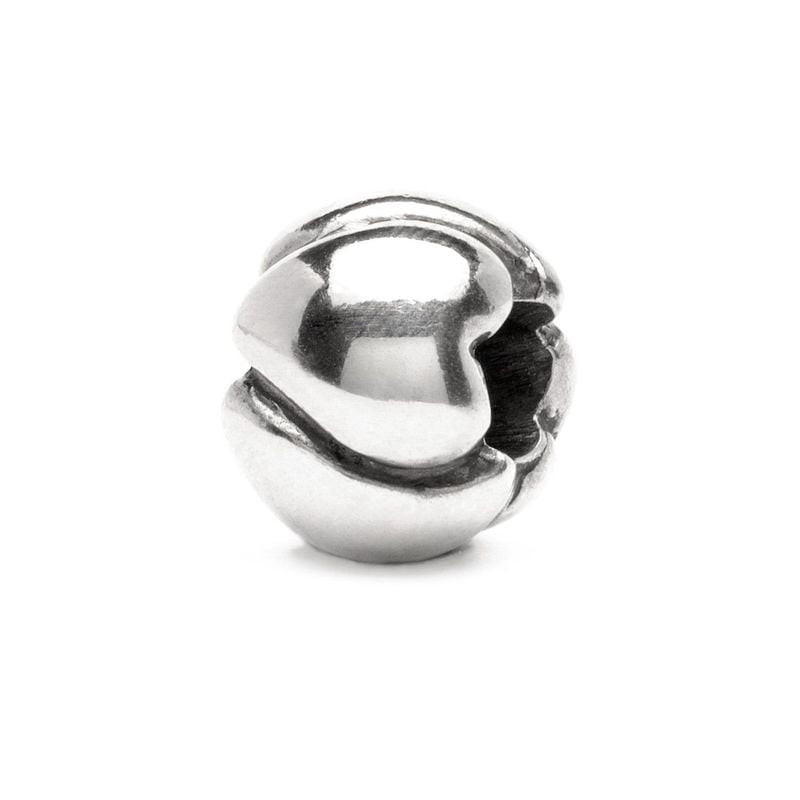 Perle Trollbeads Coeurs grands en argent sterling 925 avec quatre cœurs polis sur fond blanc.