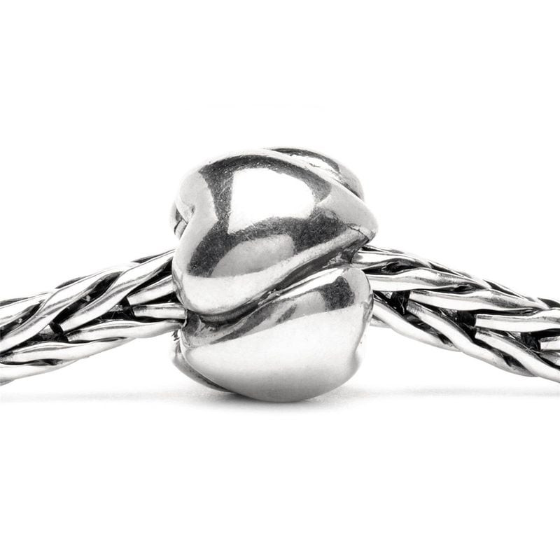 Perle Trollbeads Coeurs grands en argent, breloque cœur enfilée sur un bracelet Trollbeads tressé.