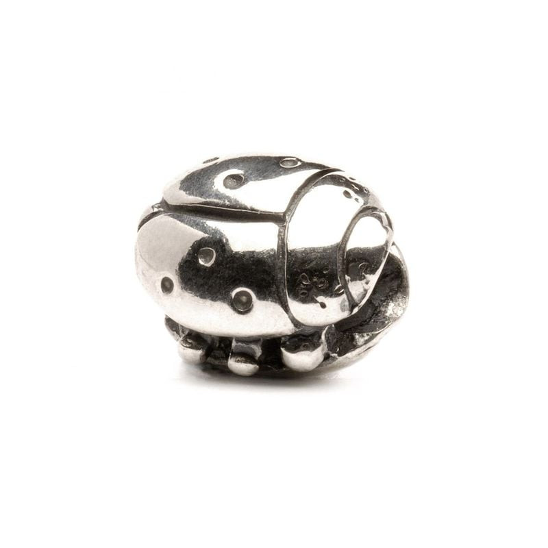 Perle Trollbeads Bête à bon dieu en argent sterling avec un design détaillé de coccinelle.