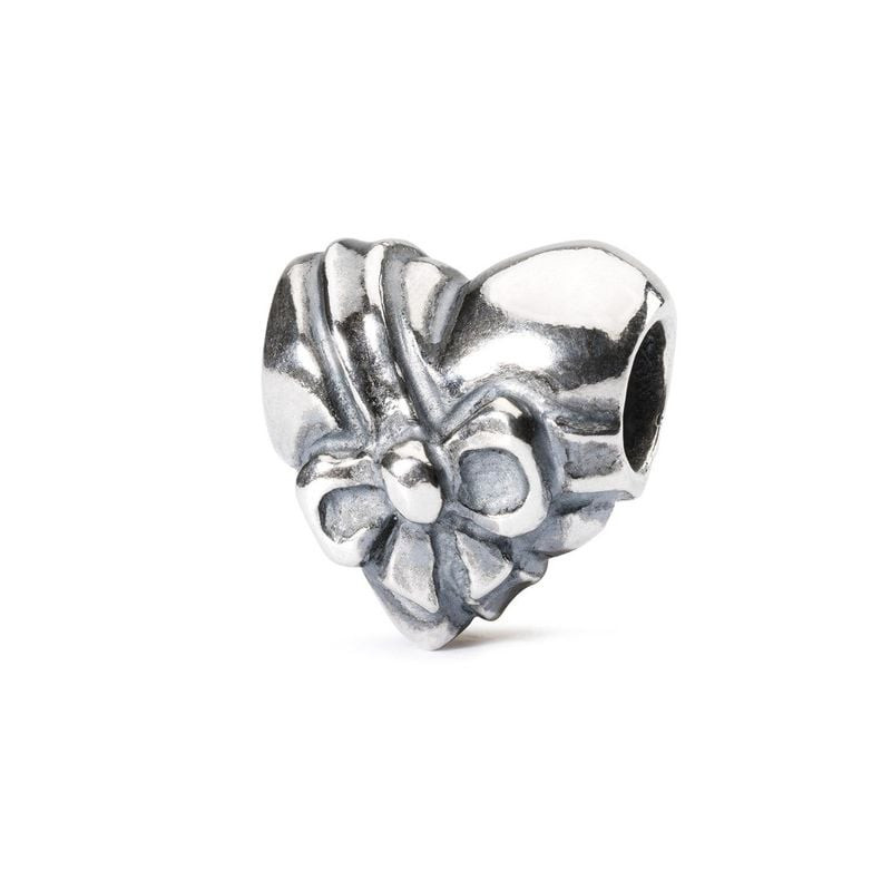 Perle Trollbeads cœur en argent massif 925 avec nœud noué et détails oxydés sur fond blanc