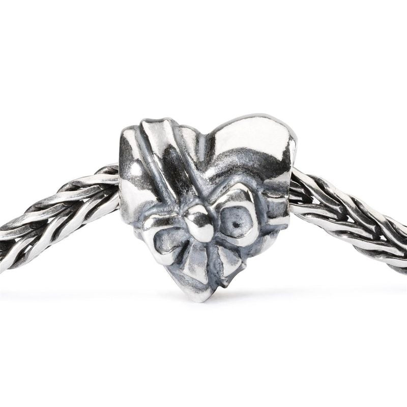 Perle cœur en argent Trollbeads Nœud en cœur montée sur une chaîne de bracelet Trollbeads tressée