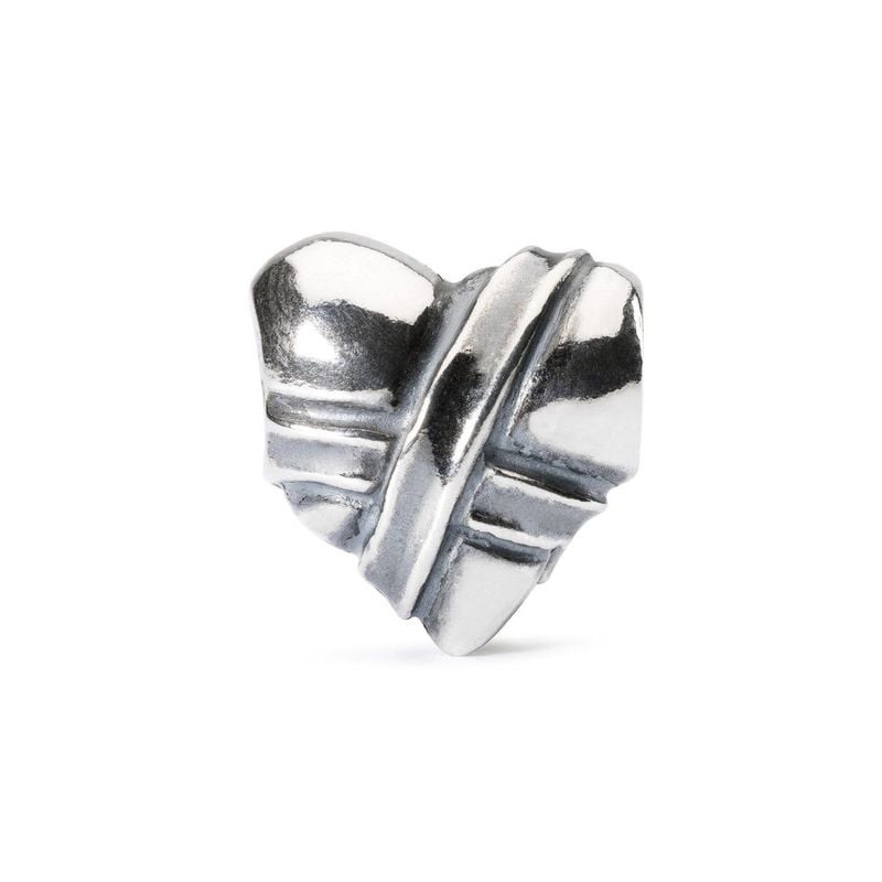 Vue de profil de la perle Trollbeads cœur nœud en argent 925, texture du ruban et trou de passage.