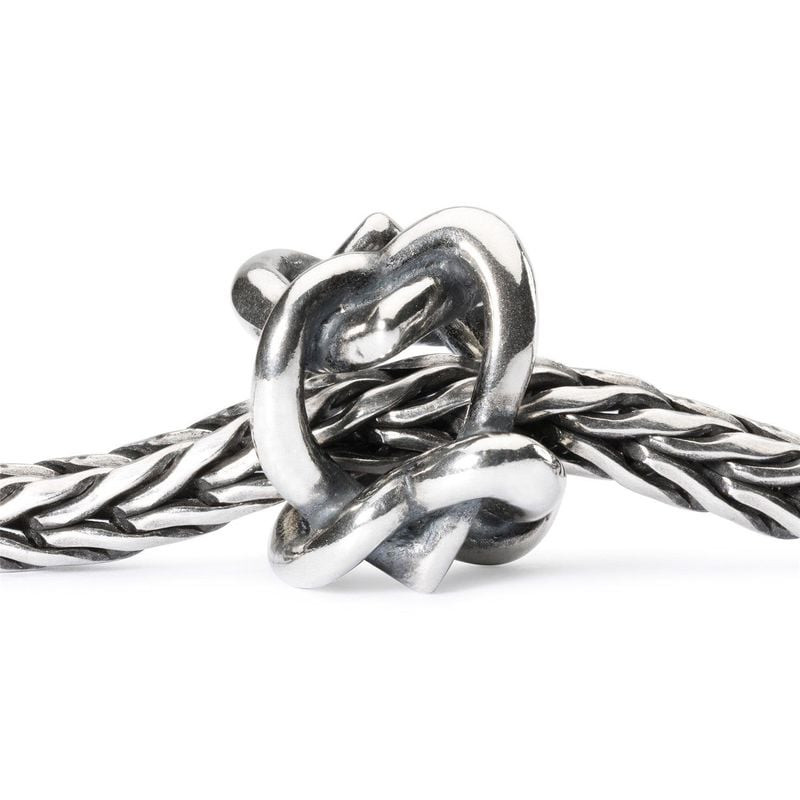 Image d'ambiance de la Perle Trollbeads Cœurs Entrelacés Argenté en argent 925, élégante et raffinée