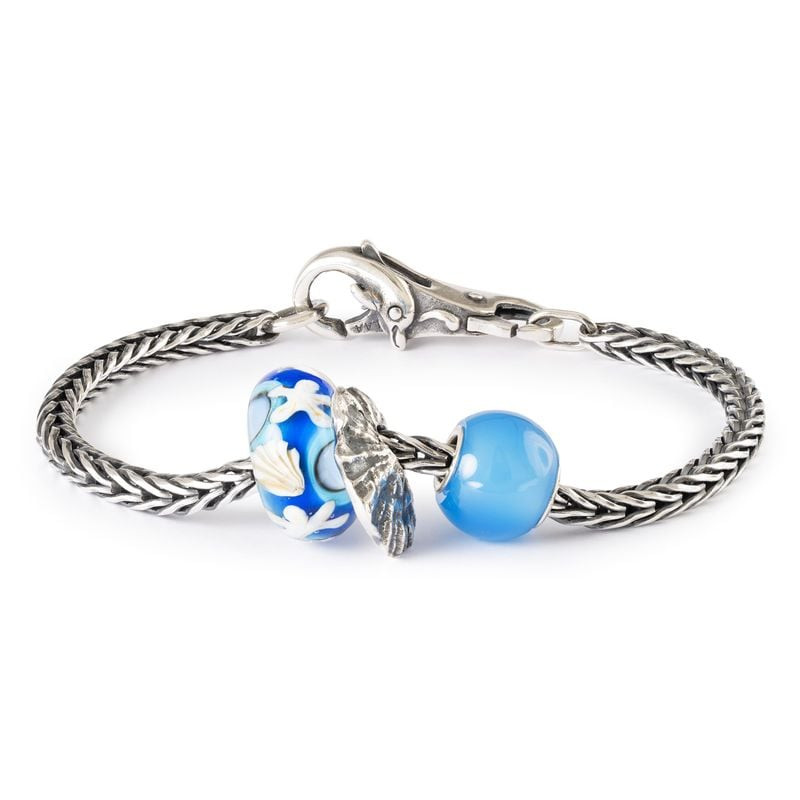 Perle coquille d'huître argentée Trollbeads sur bracelet avec perles de verre bleues fleuries et per