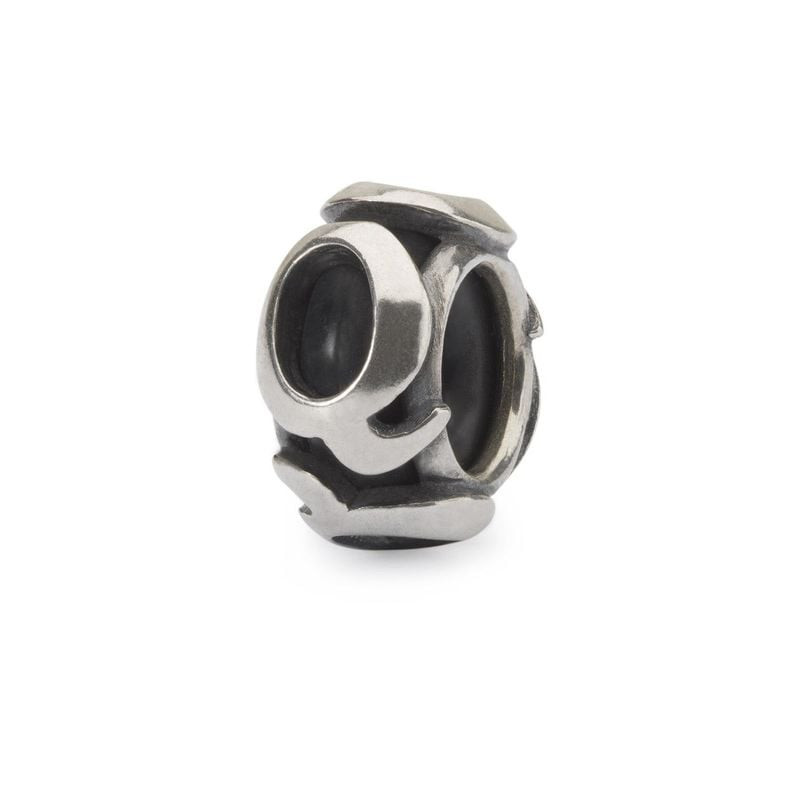 Espaceur Trollbeads Lettre Q en argent sterling avec anneau intérieur en caoutchouc noir, packshot.