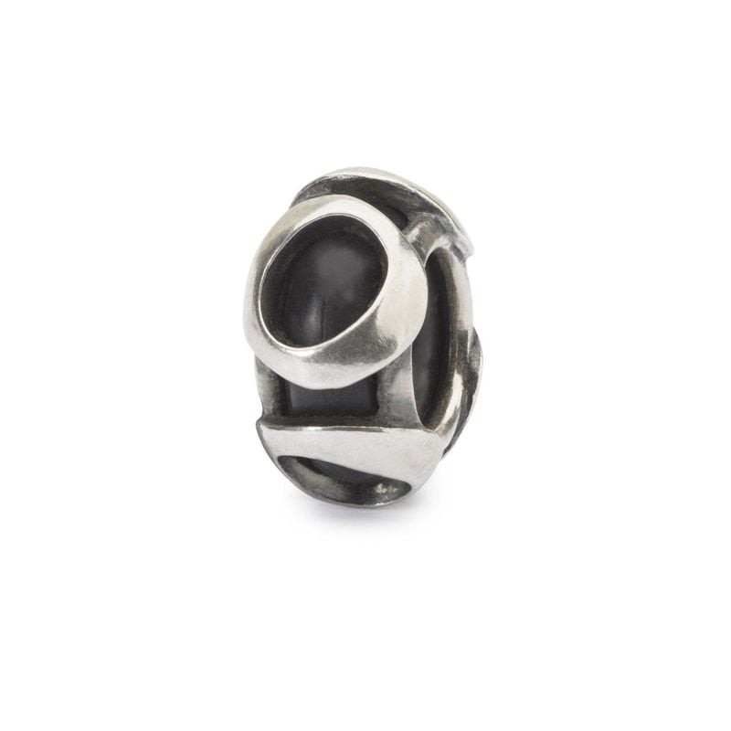 Intercalaire O Trollbeads en argent sterling, lettre O, vue de face polie sur fond blanc