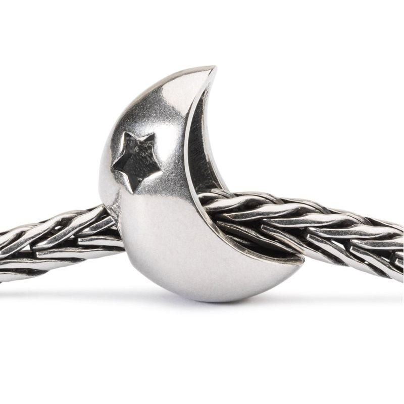 Perle Trollbeads Lune et étoiles en argent 925 enfilée sur bracelet chaîne tressée