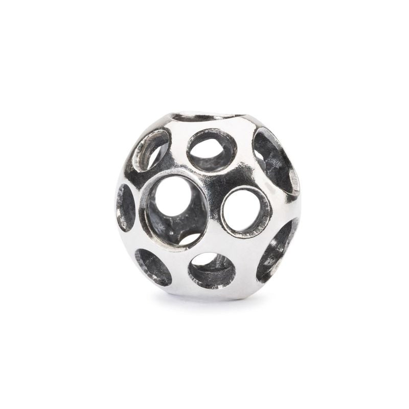 Packshot de la Perle de charme Trollbeads Flaques Argenté en argent sterling 925, vue rapprochée.