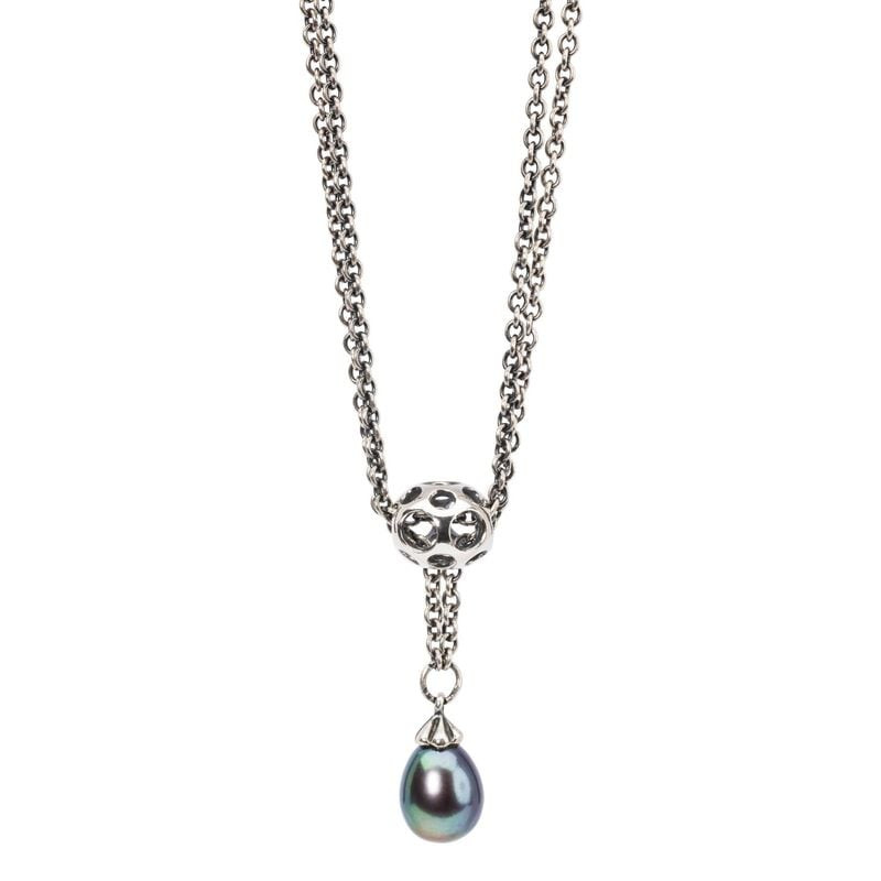 Gros plan sur la perle de charme Trollbeads Flaques Argenté, argent 925, avec des reflets d'eau en a