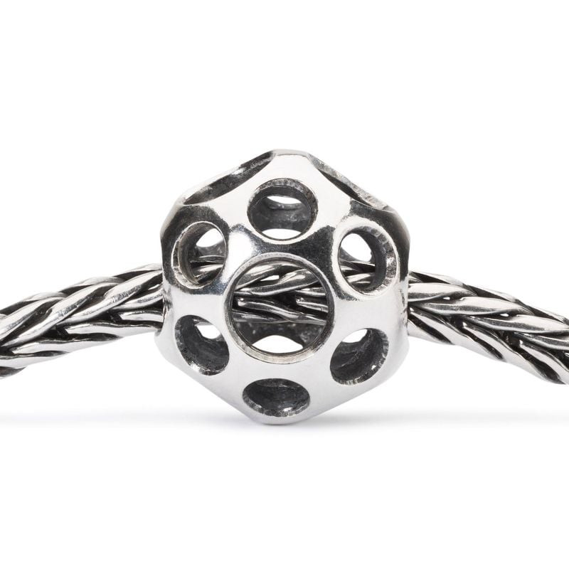 Packshot de la Perle de charme Trollbeads Flaques Argenté en argent sterling 925 sur fond blanc.