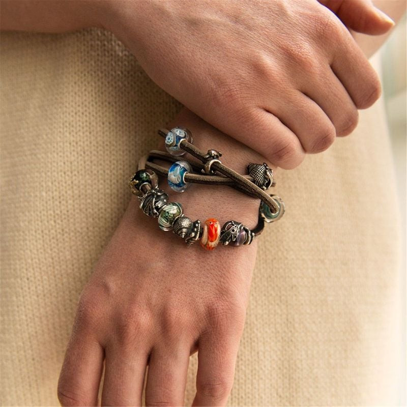 Charme Trollbeads Conque Coquillage Argenté porté sur bracelet, ambiance estivale et marine