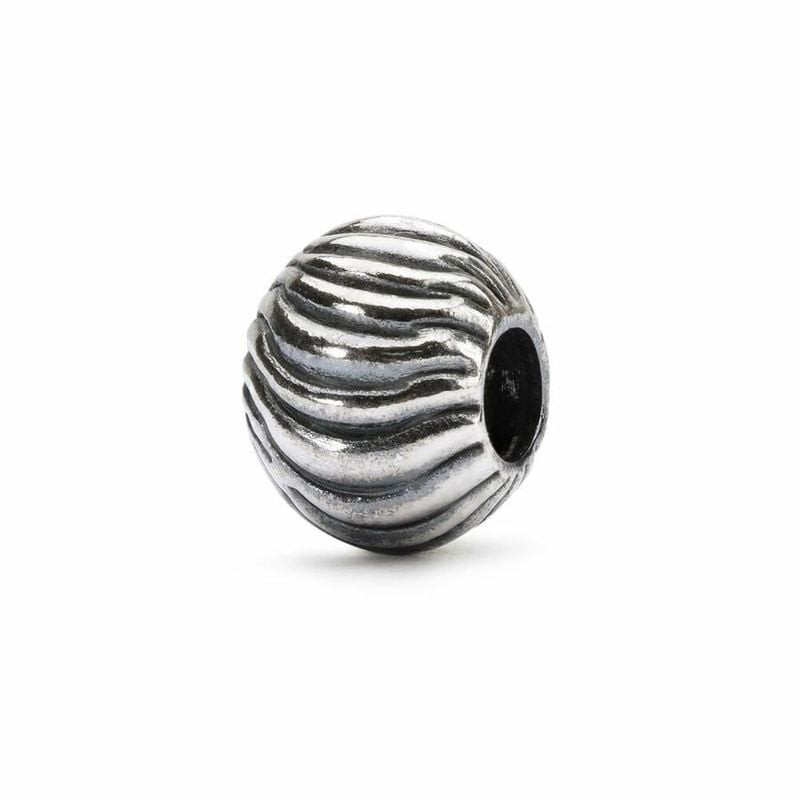 Perle Trollbeads Ondulations en argent sterling à texture ondulée, isolée sur fond blanc.