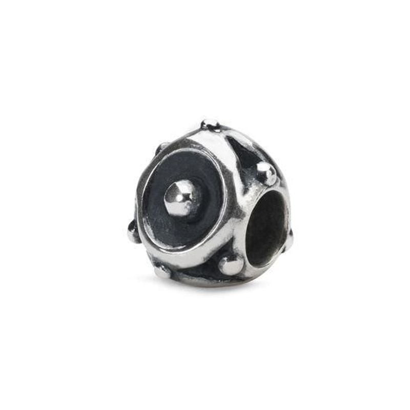 Perle charme Trollbeads Bouclier en argent avec détails oxydés et cabochon central bombé, packshot s