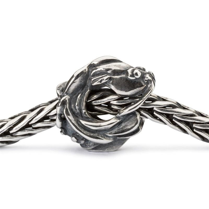 Perle Trollbeads Poisson volant en argent sur bracelet chaîne tressée Trollbeads, gros plan