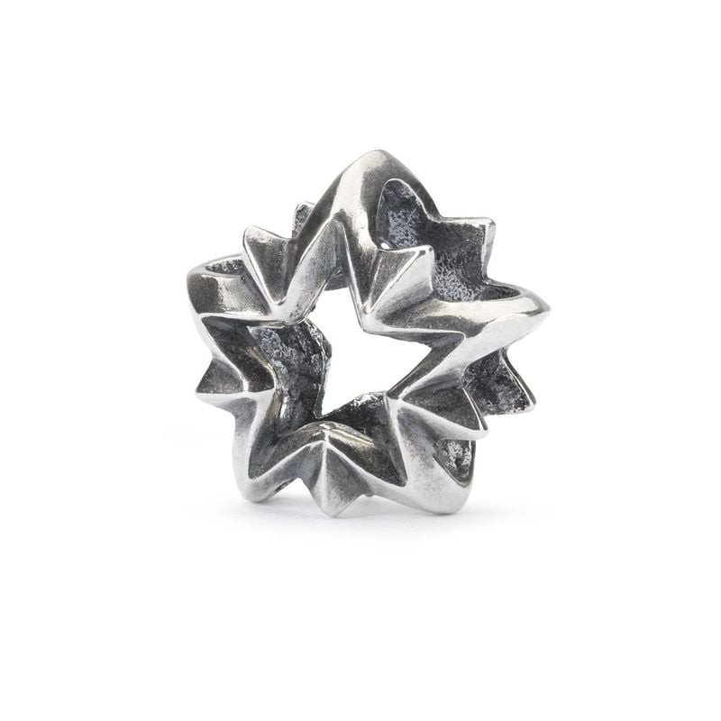 Vue inclinée du charm Trollbeads Étoile du berger en argent, facettes polies et creux oxydés