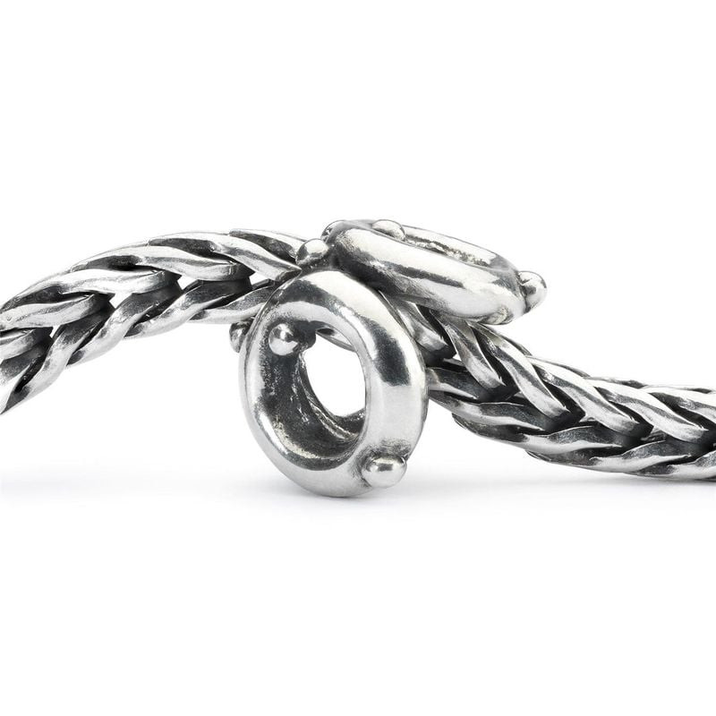 Perle TROLLBEADS Cercle social fixée sur un bracelet Trollbeads en argent sterling.