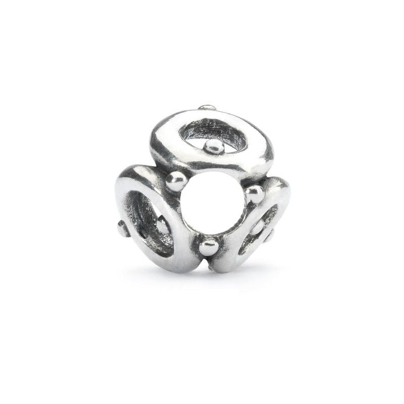 Gros plan sur la perle TROLLBEADS Cercle social, aux détails argentés minutieux.