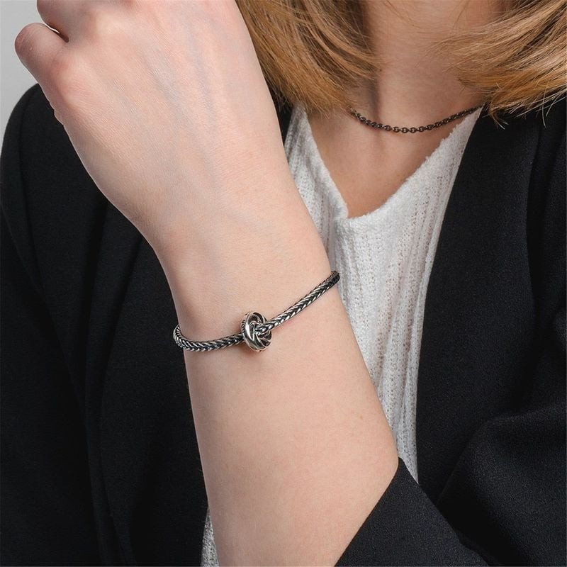 Ambiance : Perle Trollbeads Tu Es Unique Argenté portée sur un bracelet, style élégant au quotidien