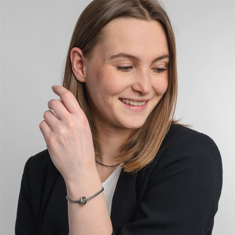 Perle Trollbeads Tu Es Unique Argenté portée sur un bracelet, reflet de votre personnalité.
