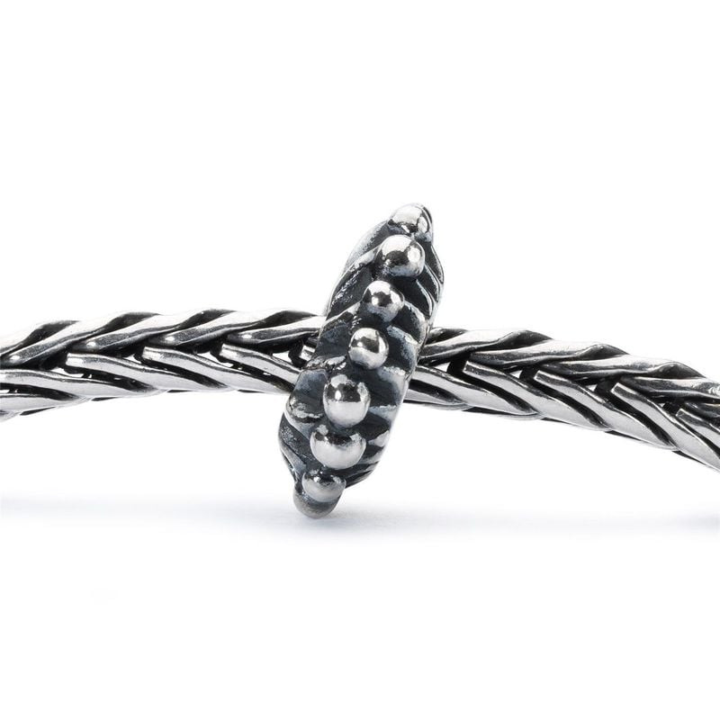 Vue détaillée du charm Trollbeads Vision de Lumière en argent 925, motif rayonnant.