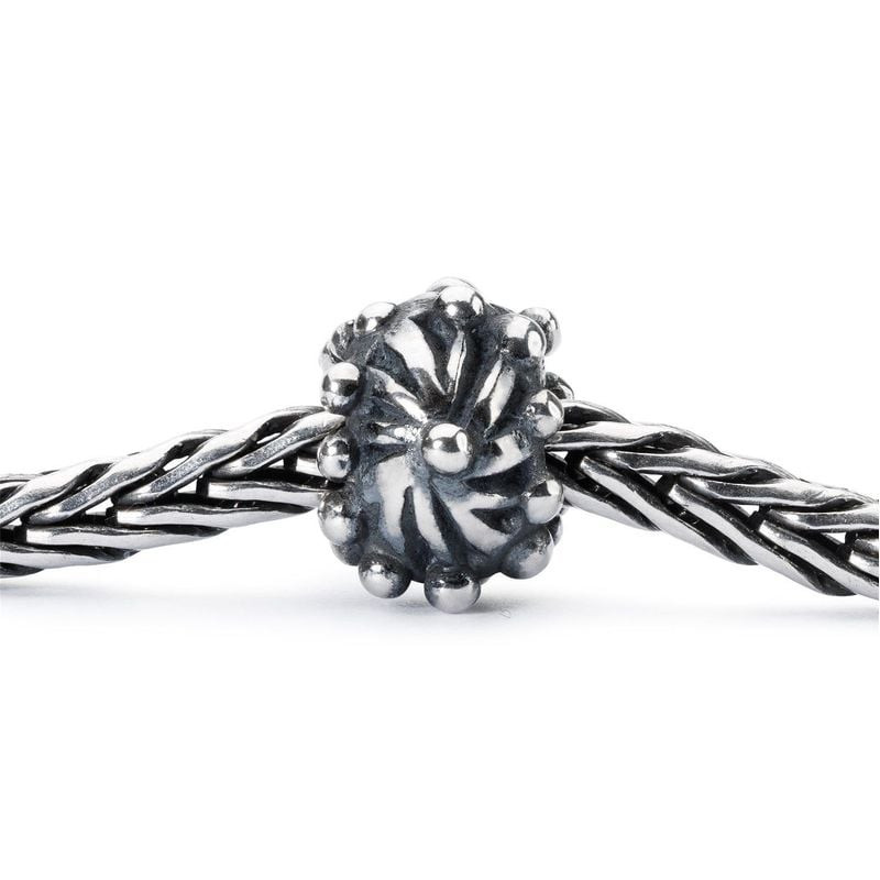 Perle Fleur silencieuse en argent sterling enfilée sur un bracelet corde torsadée Trollbeads, vue pr
