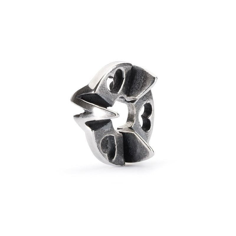 Packshot de la Perle Trollbeads Rythme du Coeur Argenté en argent sterling sur fond neutre.