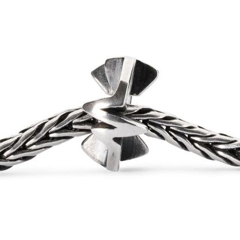 Perle Trollbeads Rythme du Coeur Argenté, posée sur un bracelet en argent sterling, motif battements
