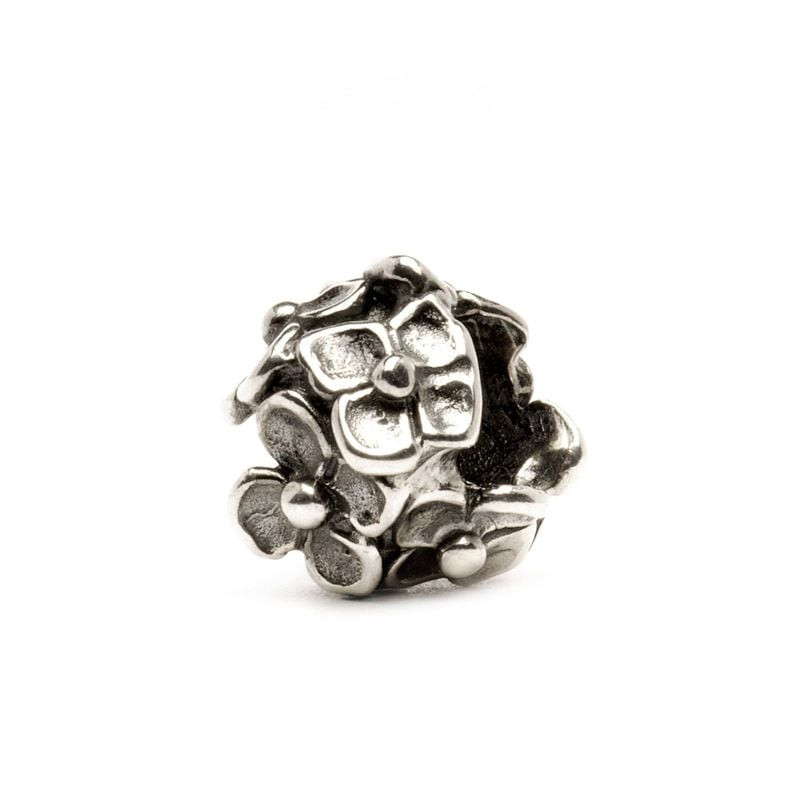 Packshot de la Perle de Charme Trollbeads Hortensia Argenté, bijou floral en argent sterling 925.