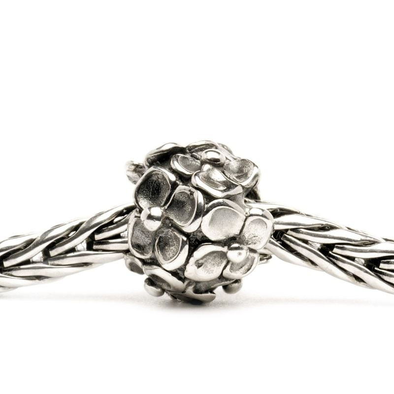 Packshot de la Perle de Charme Trollbeads Hortensia Argenté en argent sterling 925, bijou floral art