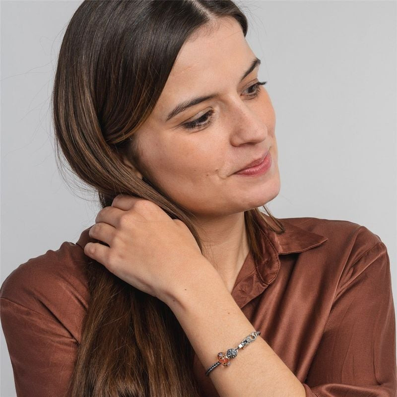 Bracelet Trollbeads avec la Perle de Charme Trollbeads Hortensia Argenté au poignet