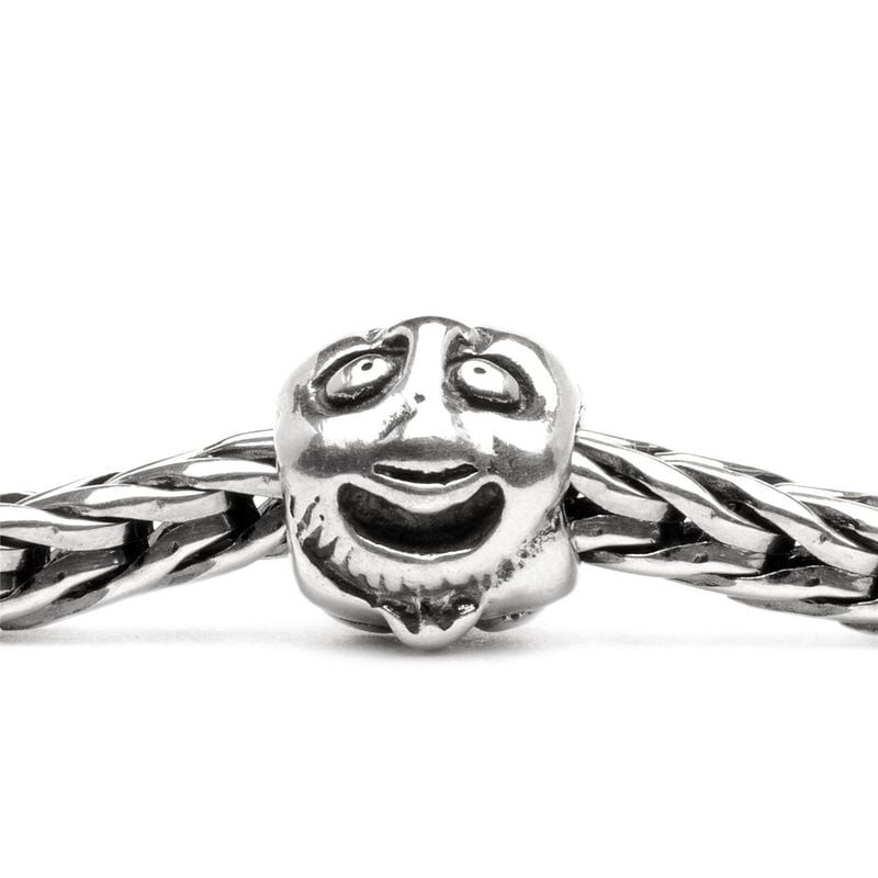 Perle Trollbeads Visages en argent enfilée sur un bracelet chaîne tressée Trollbeads