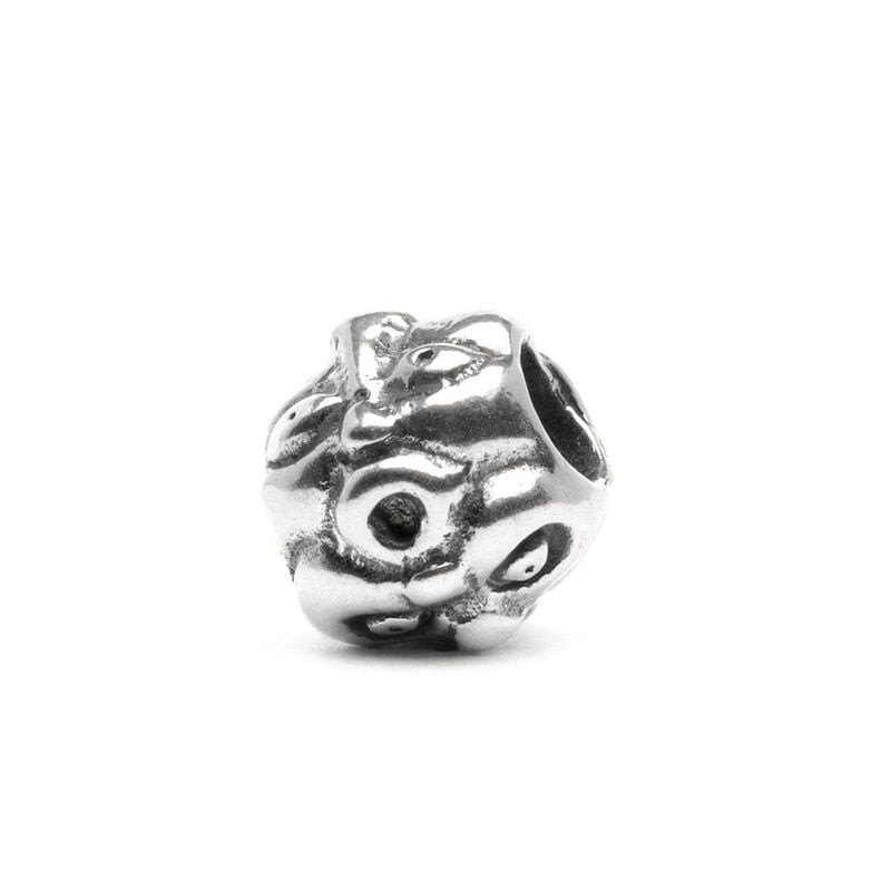 Perle Trollbeads Visages en argent 925 vue inclinée révélant plusieurs visages sculptés autour