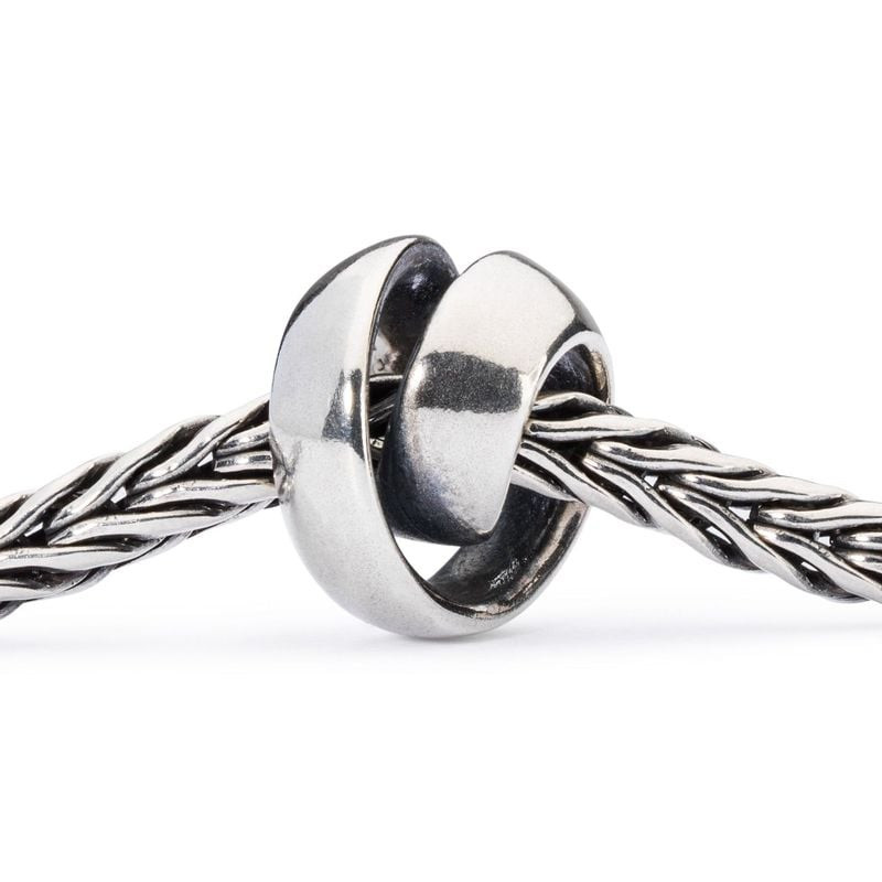 Perle de charme Trollbeads Infini Argenté en argent massif 925, présentée dans une ambiance élégante