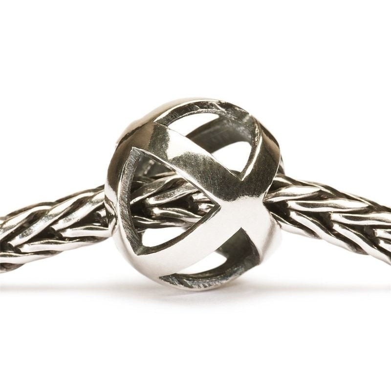 Perle Trollbeads Rester Positif en argent sur bracelet chaîne tressée, gros plan packshot
