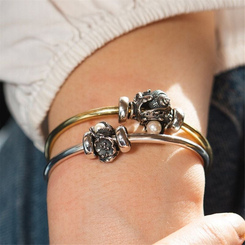 Charm Trollbeads Promesse de l'Océan Argenté porté au poignet, ambiance marine