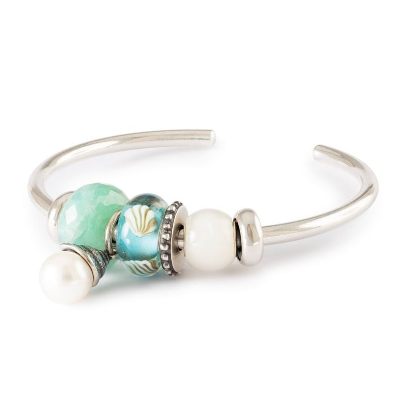 Breloque coquillage et perle TROLLBEADS sur bracelet jonc argenté avec perles menthe, bleues et blan