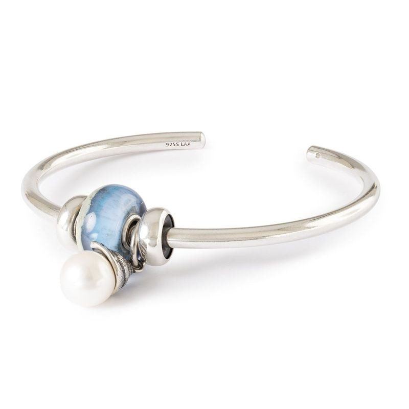 Perle de charme TROLLBEADS sur jonc argenté avec perle en verre bleu et intercalaires en argent poli