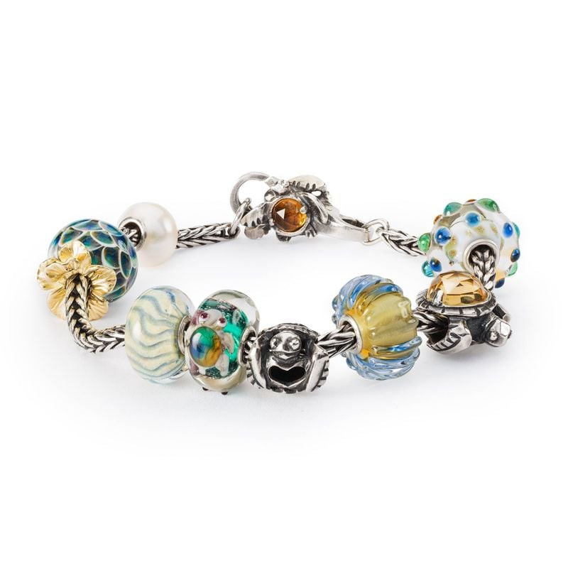 Perle à charme TROLLBEADS Long Life Bead intégrée à un bracelet avec d'autres Trollbeads colorés.